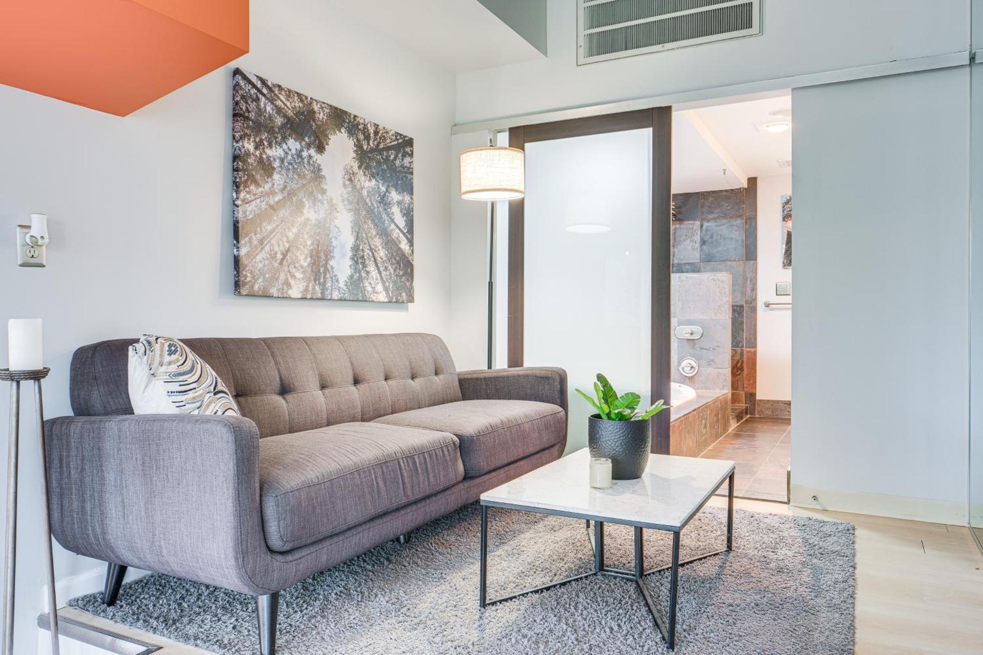 Dtwn Cleveland Loft-Style Condo Walk to Stadiums!