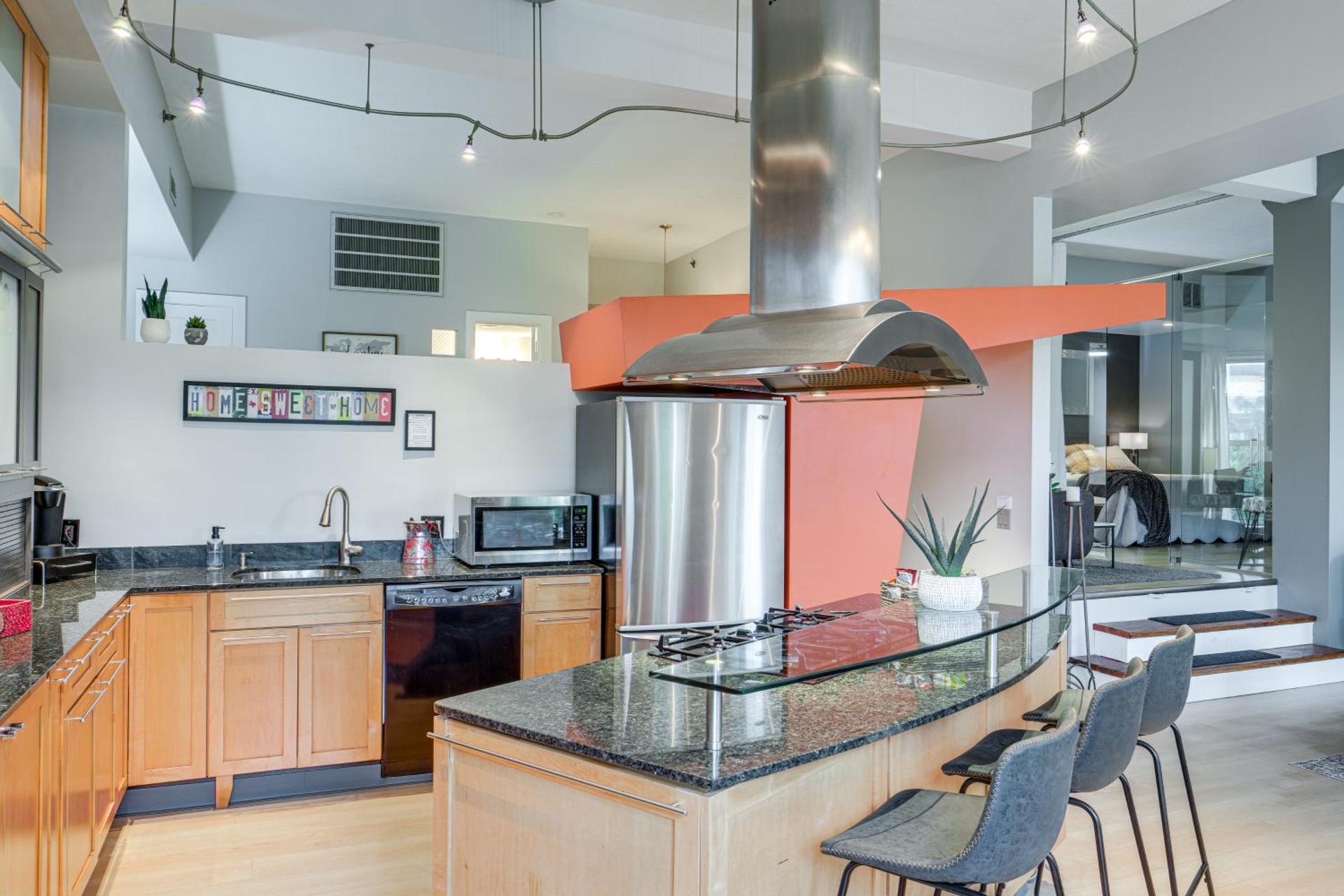 Dtwn Cleveland Loft-Style Condo Walk to Stadiums!