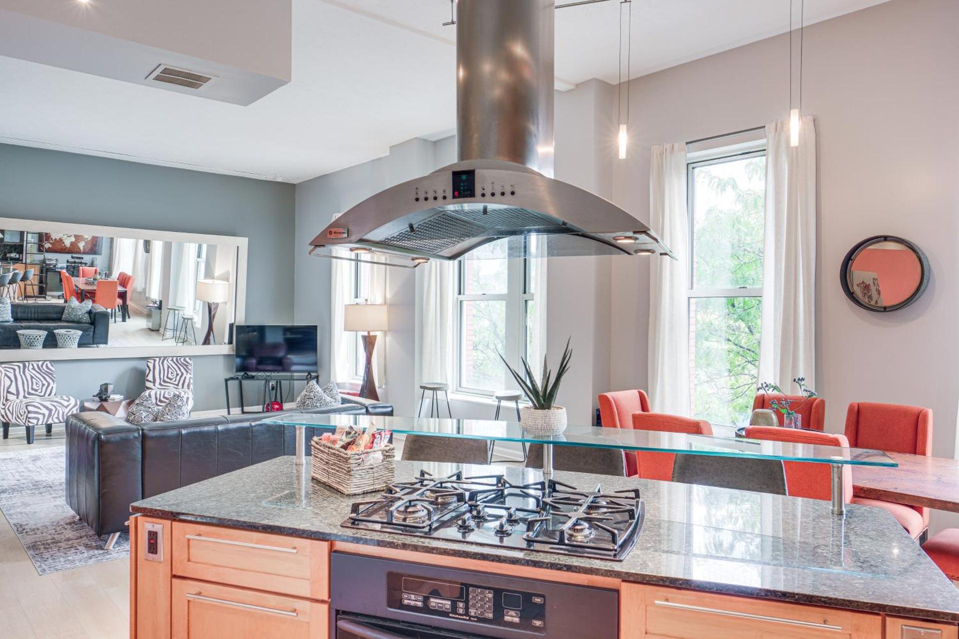 Dtwn Cleveland Loft-Style Condo Walk to Stadiums!