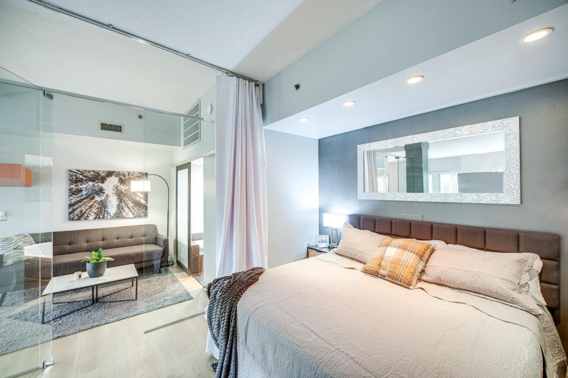 Dtwn Cleveland Loft-Style Condo Walk to Stadiums!