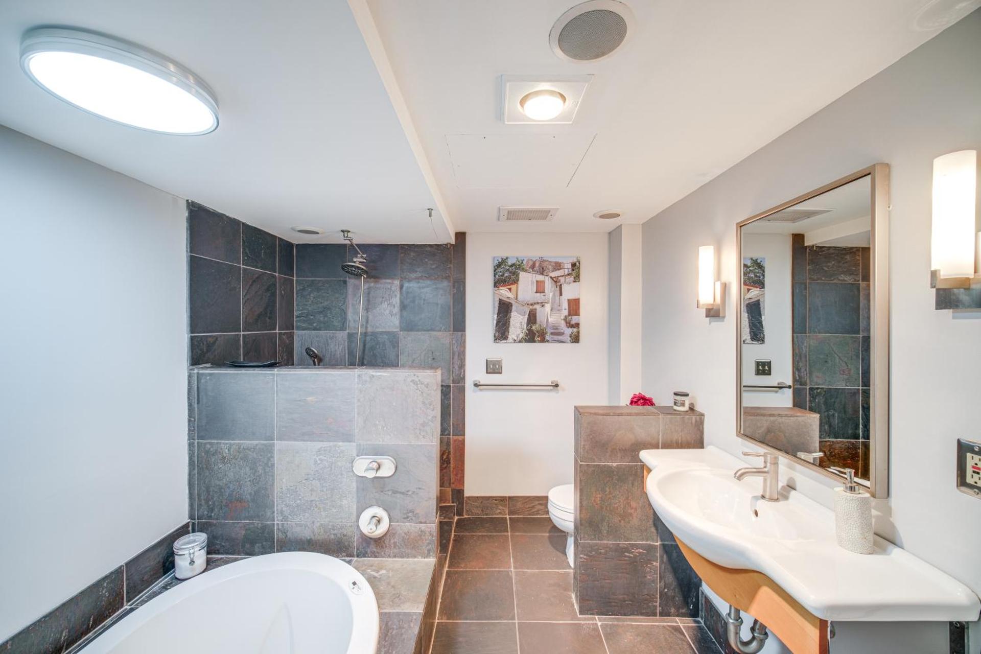 Dtwn Cleveland Loft-Style Condo Walk to Stadiums!