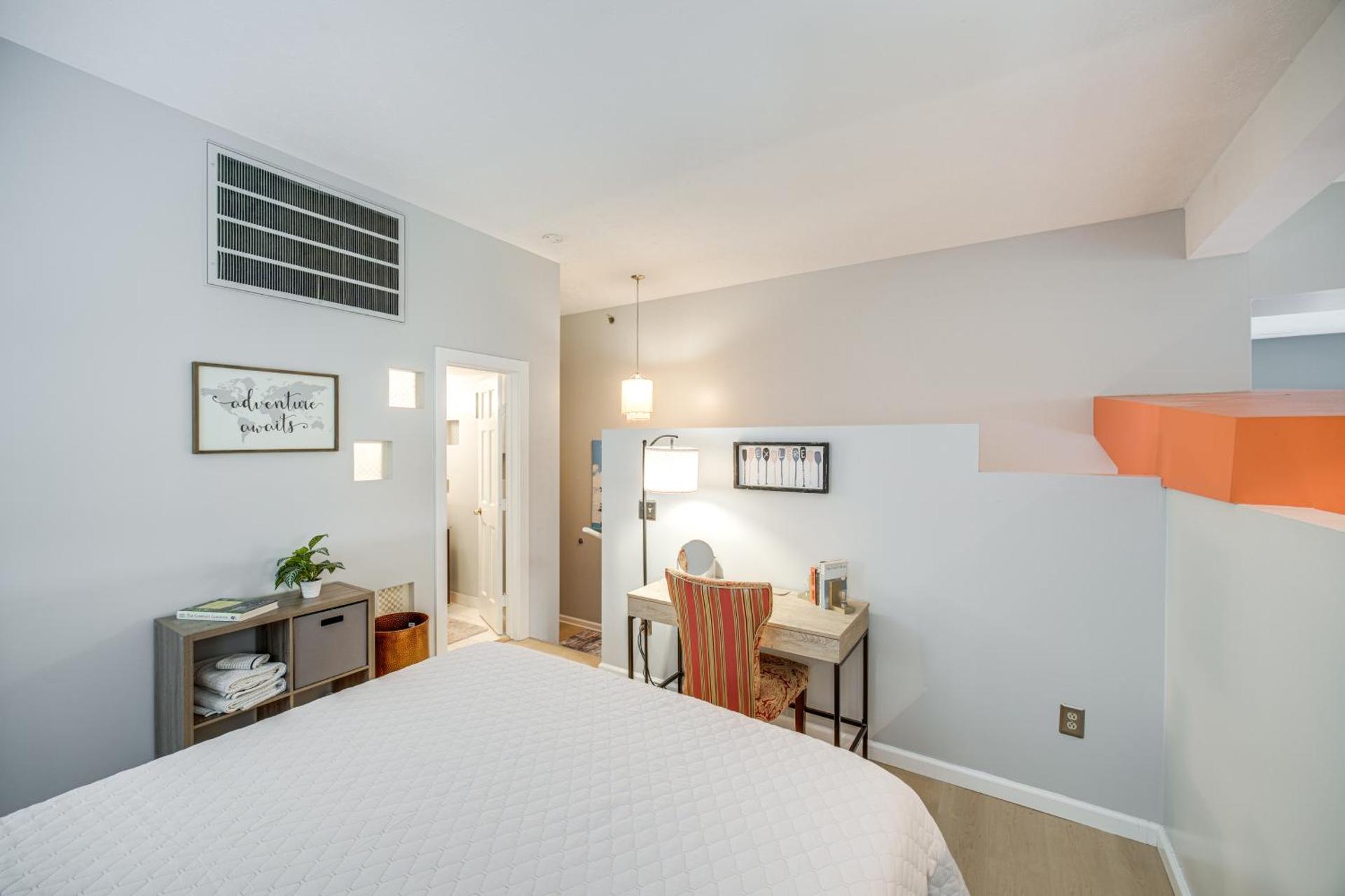 Dtwn Cleveland Loft-Style Condo Walk to Stadiums!