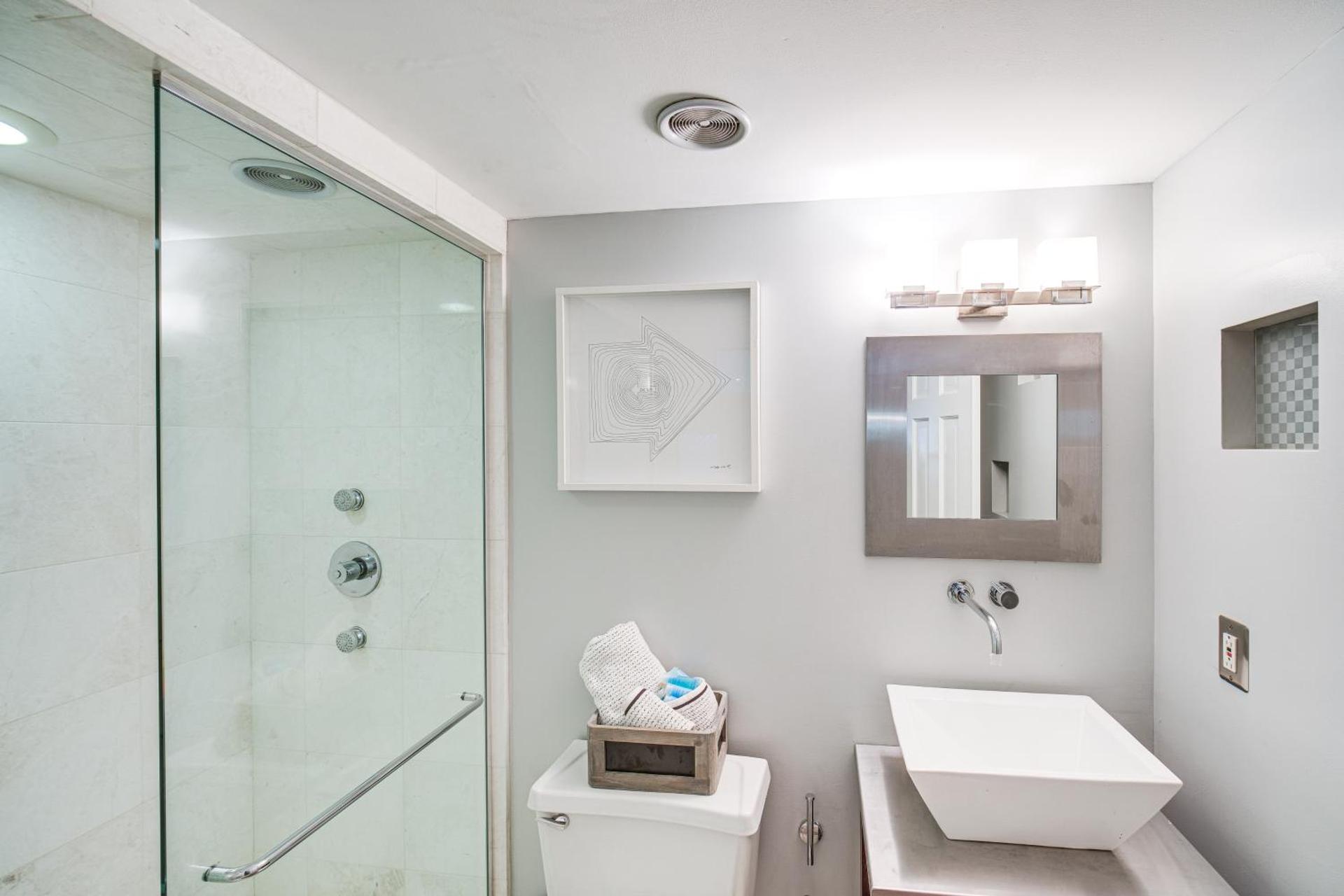 Dtwn Cleveland Loft-Style Condo Walk to Stadiums!