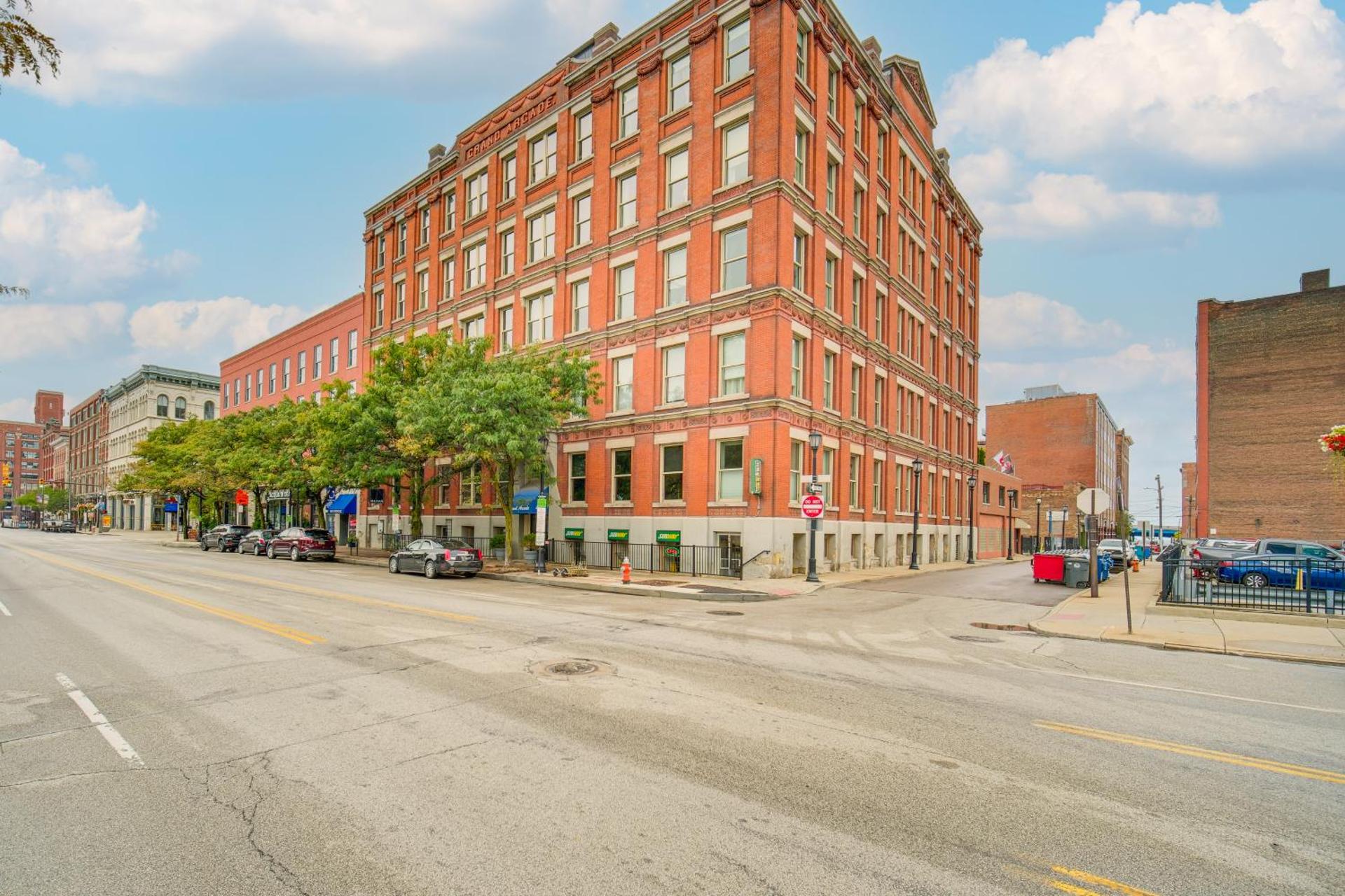 Dtwn Cleveland Loft-Style Condo Walk to Stadiums!