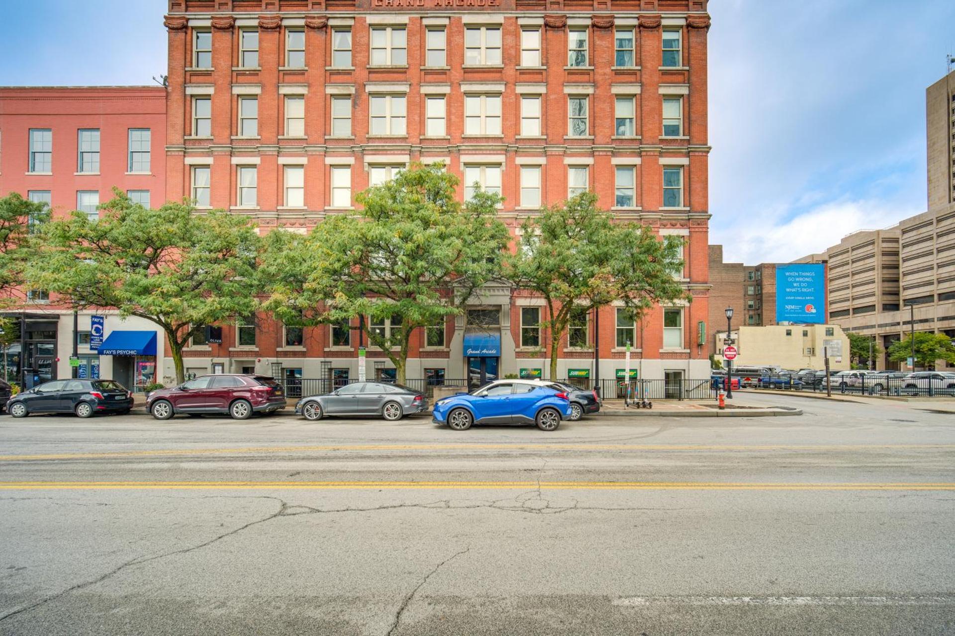 Dtwn Cleveland Loft-Style Condo Walk to Stadiums!