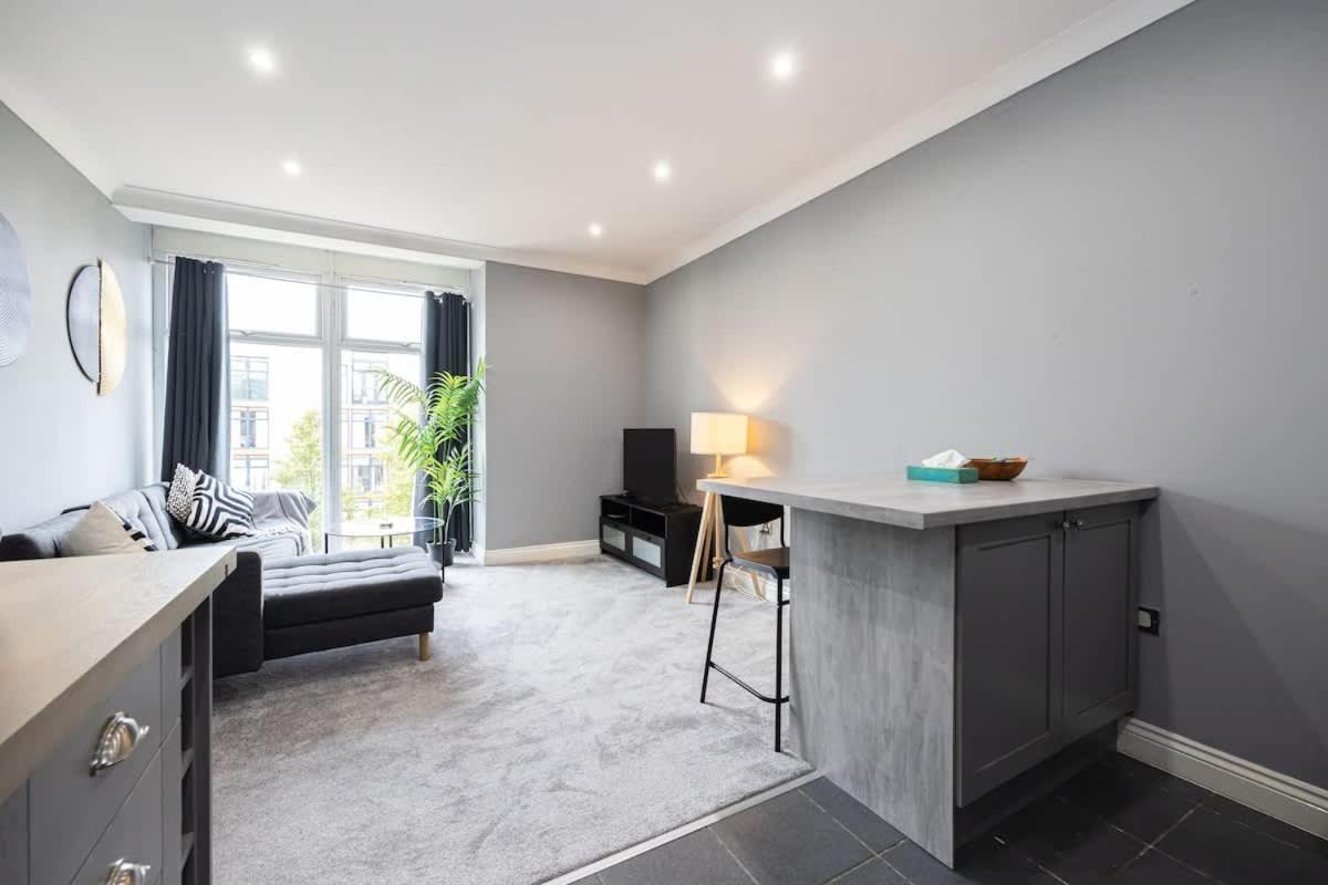 The Sharston - Free Parking & Close To Airport