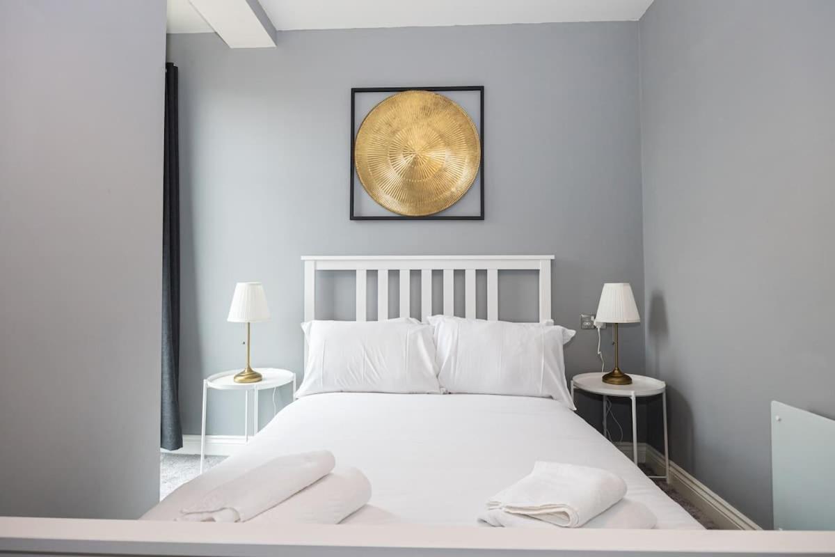 The Sharston - Free Parking & Close To Airport