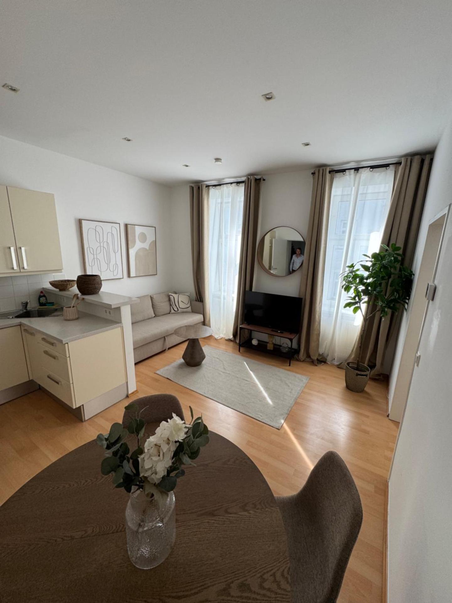 Next to Schönbrunn I 10 min to U4 I Free WiFi