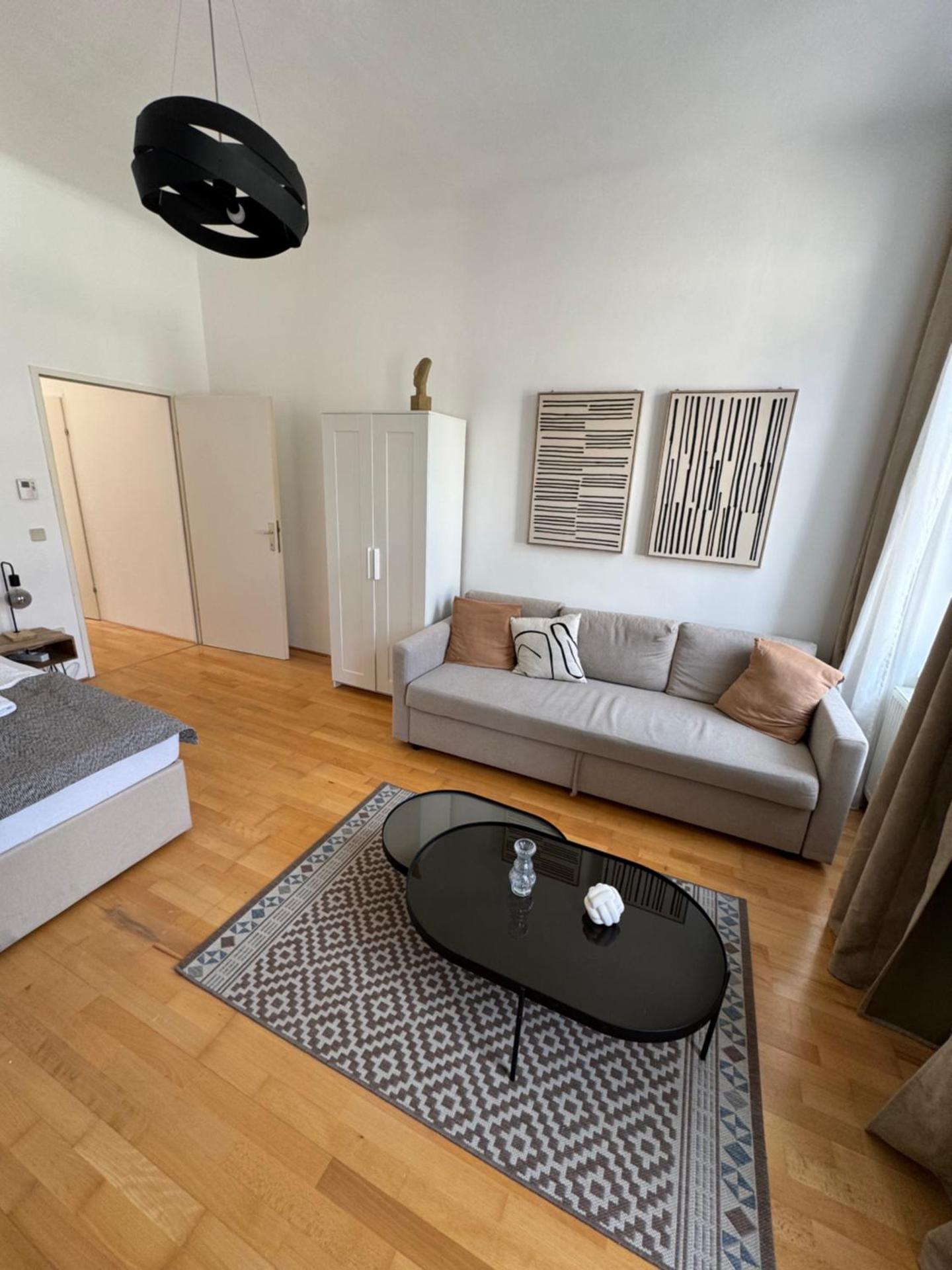 Next to Schönbrunn I 10 min to U4 I Free WiFi