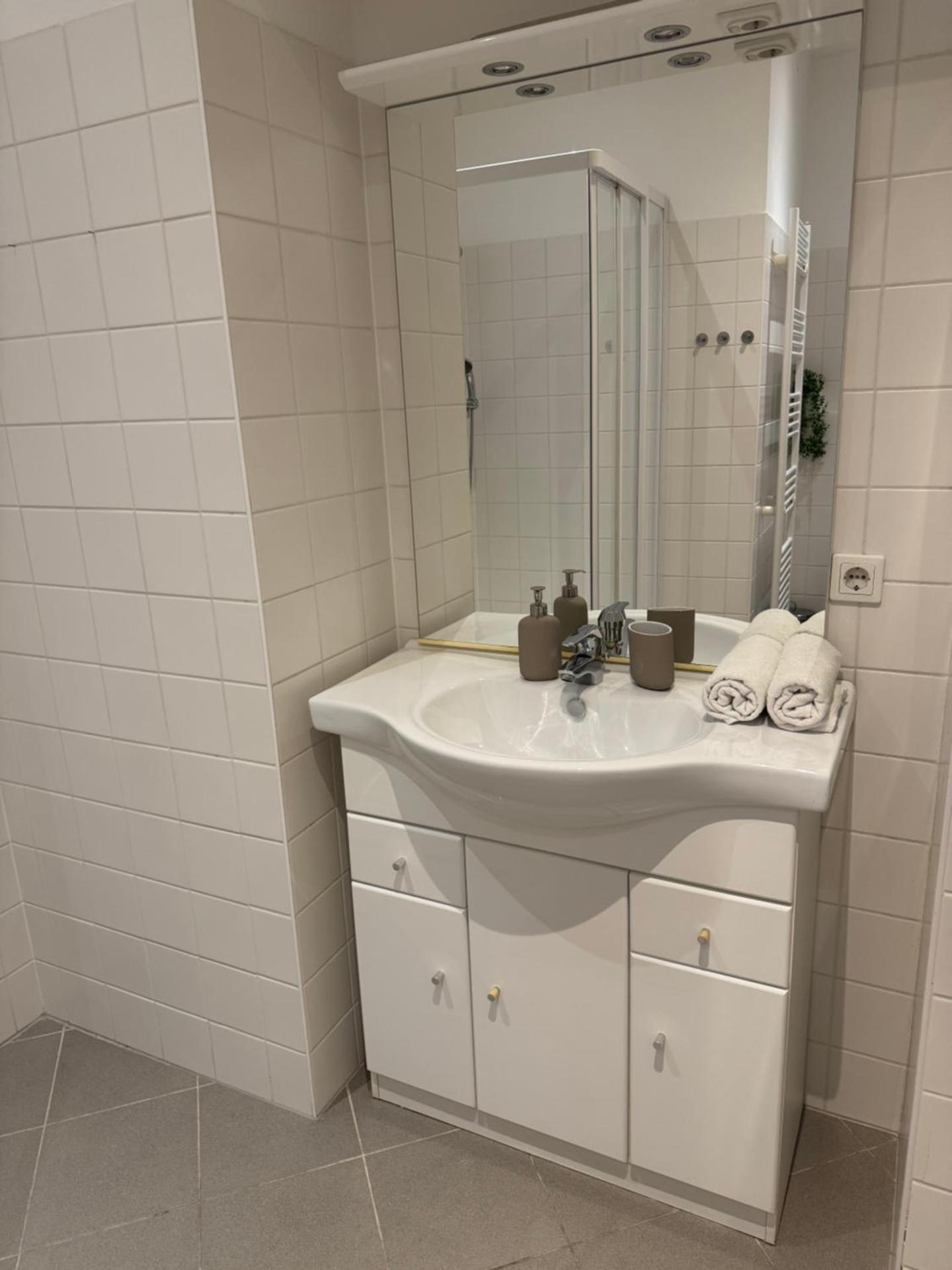 Next to Schönbrunn I 10 min to U4 I Free WiFi