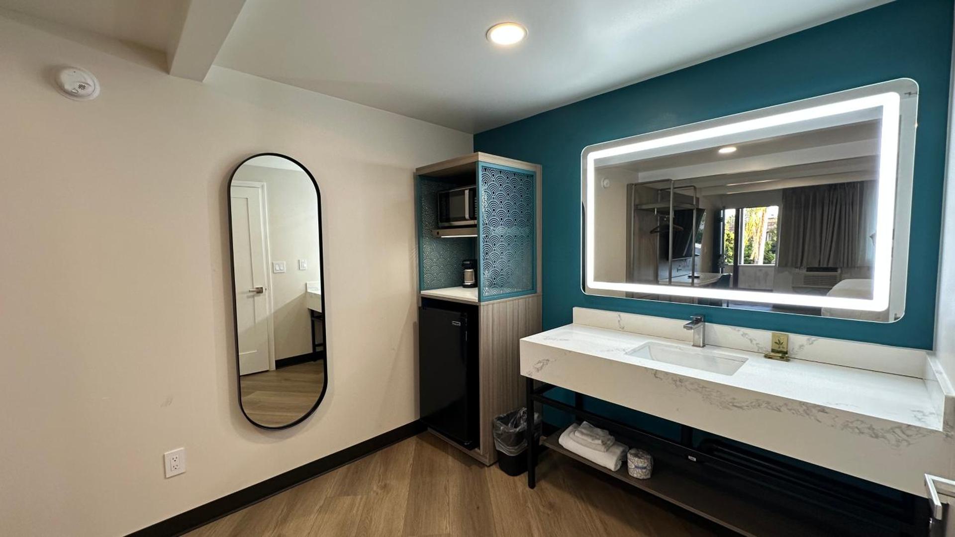 Costa Mesa Inn - Newport Beach Area