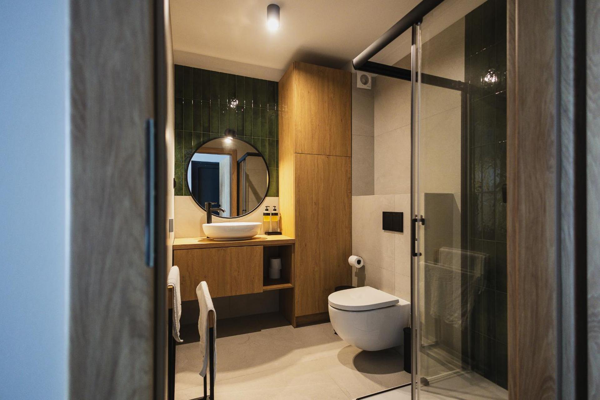 Værelse med kingsize-seng og udsigt over søen