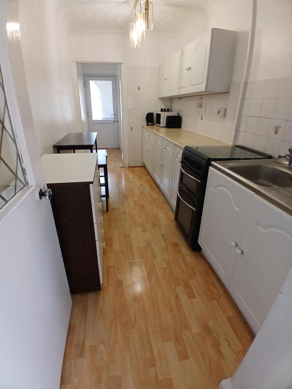 Rose Cottage-4 BED HOUSE FOR CONTRACTORS & FAMILIES Close to M6, J10-NO PARTIES ALLOWED