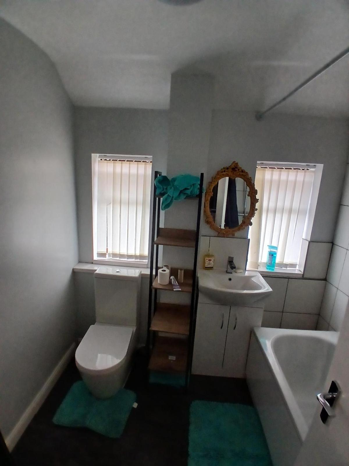 Rose Cottage-4 BED HOUSE FOR CONTRACTORS & FAMILIES Close to M6, J10-NO PARTIES ALLOWED