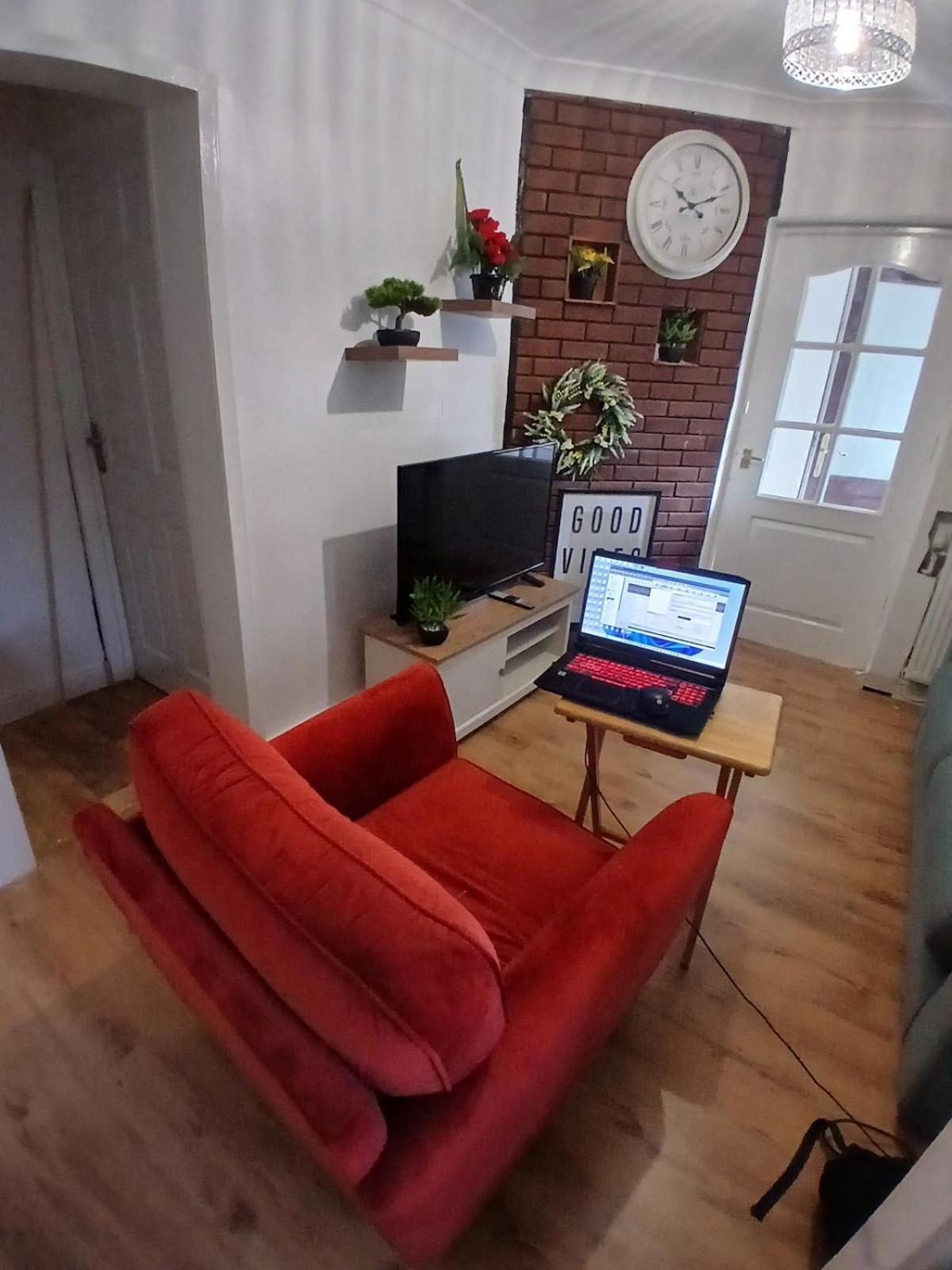 Rose Cottage-4 BED HOUSE FOR CONTRACTORS & FAMILIES Close to M6, J10-NO PARTIES ALLOWED