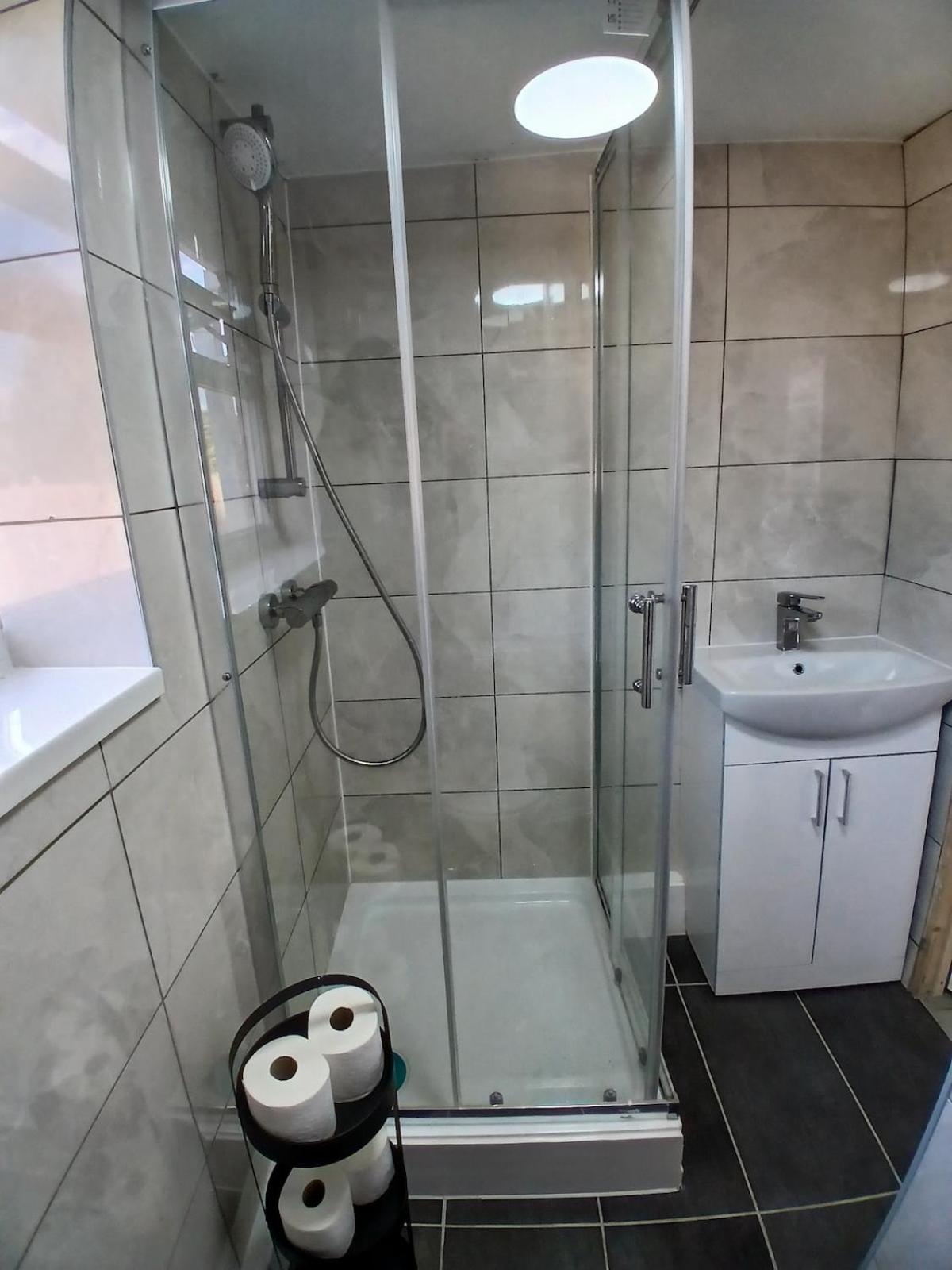 Rose Cottage-4 BED HOUSE FOR CONTRACTORS & FAMILIES Close to M6, J10-NO PARTIES ALLOWED