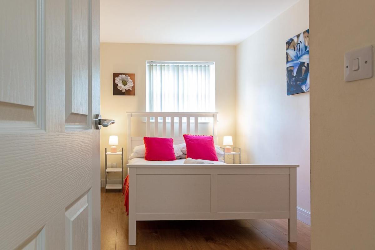 2 bedroom Large Town Centre Apartment FREE Parking