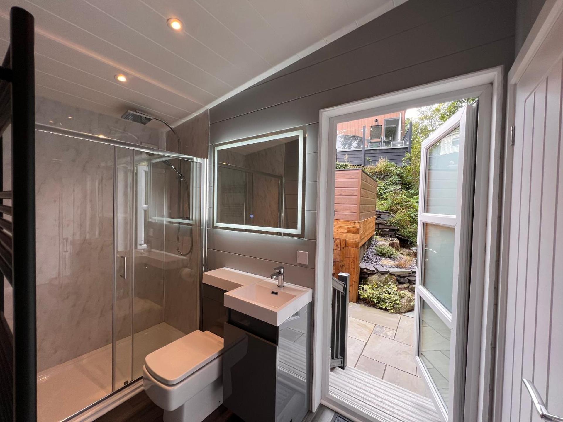 P56 - Studio Pod with Hot Tub