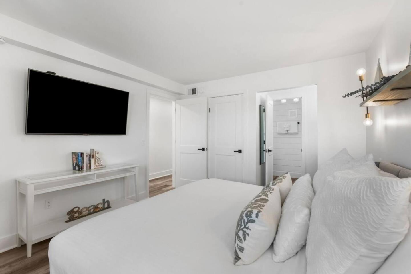 Summit 808 - Luxury Beach Resort Condo 1-6 People