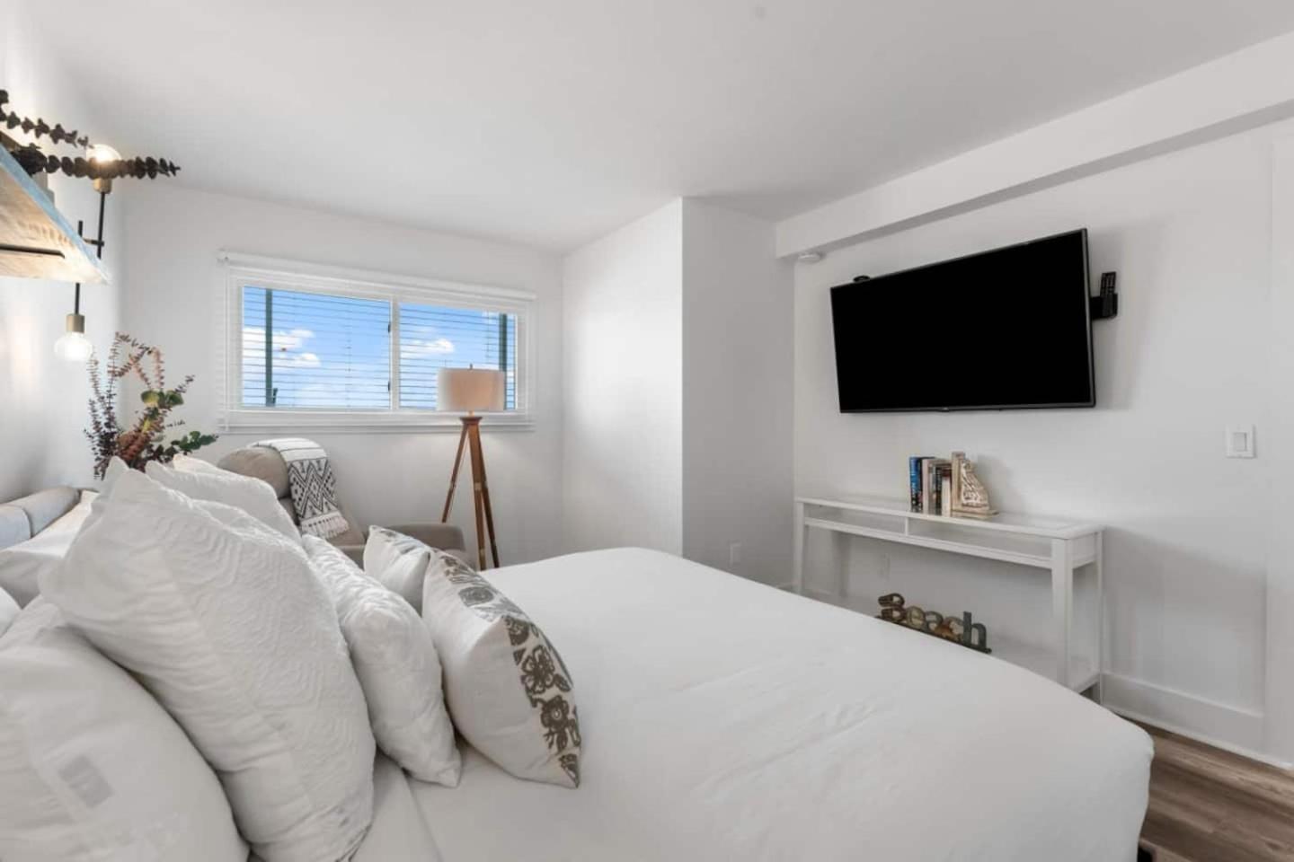 Summit 808 - Luxury Beach Resort Condo 1-6 People