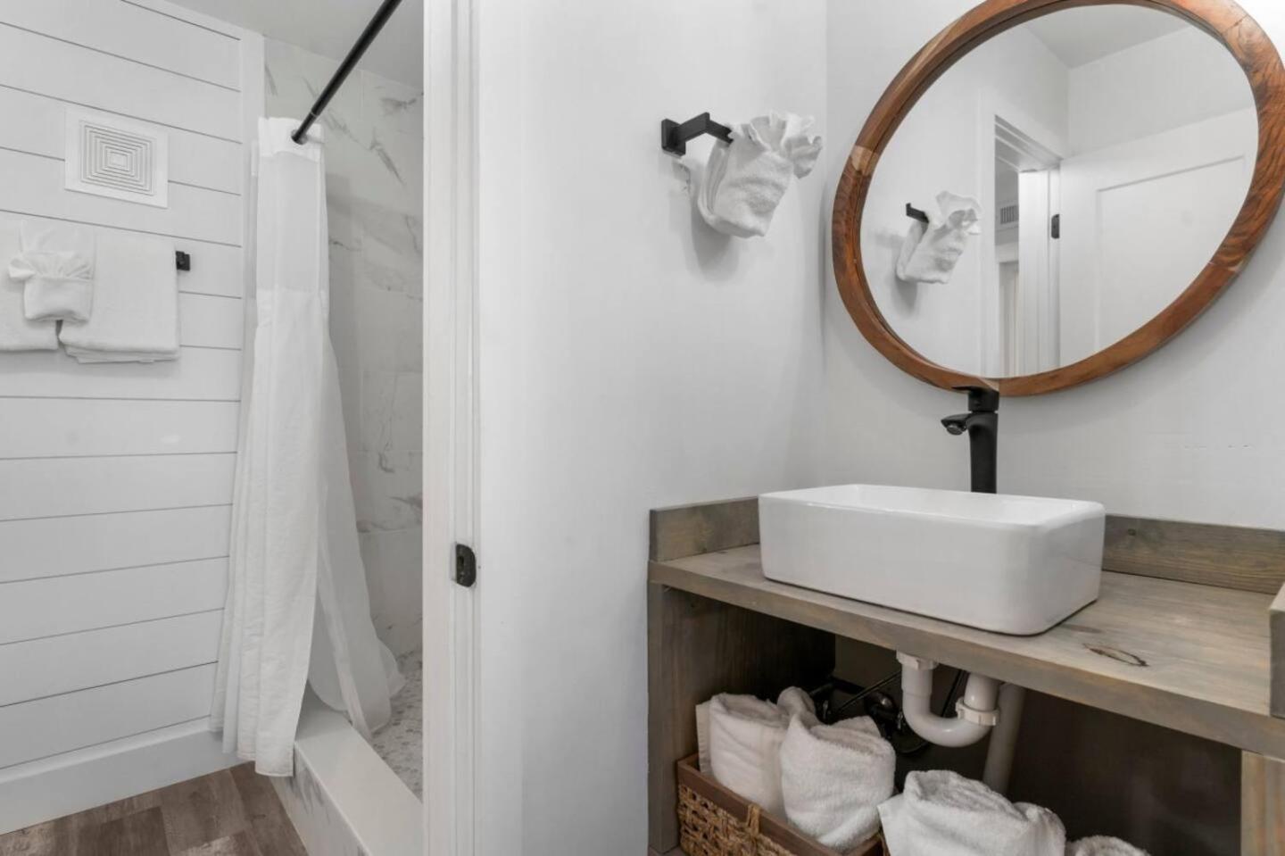 Summit 808 - Luxury Beach Resort Condo 1-6 People