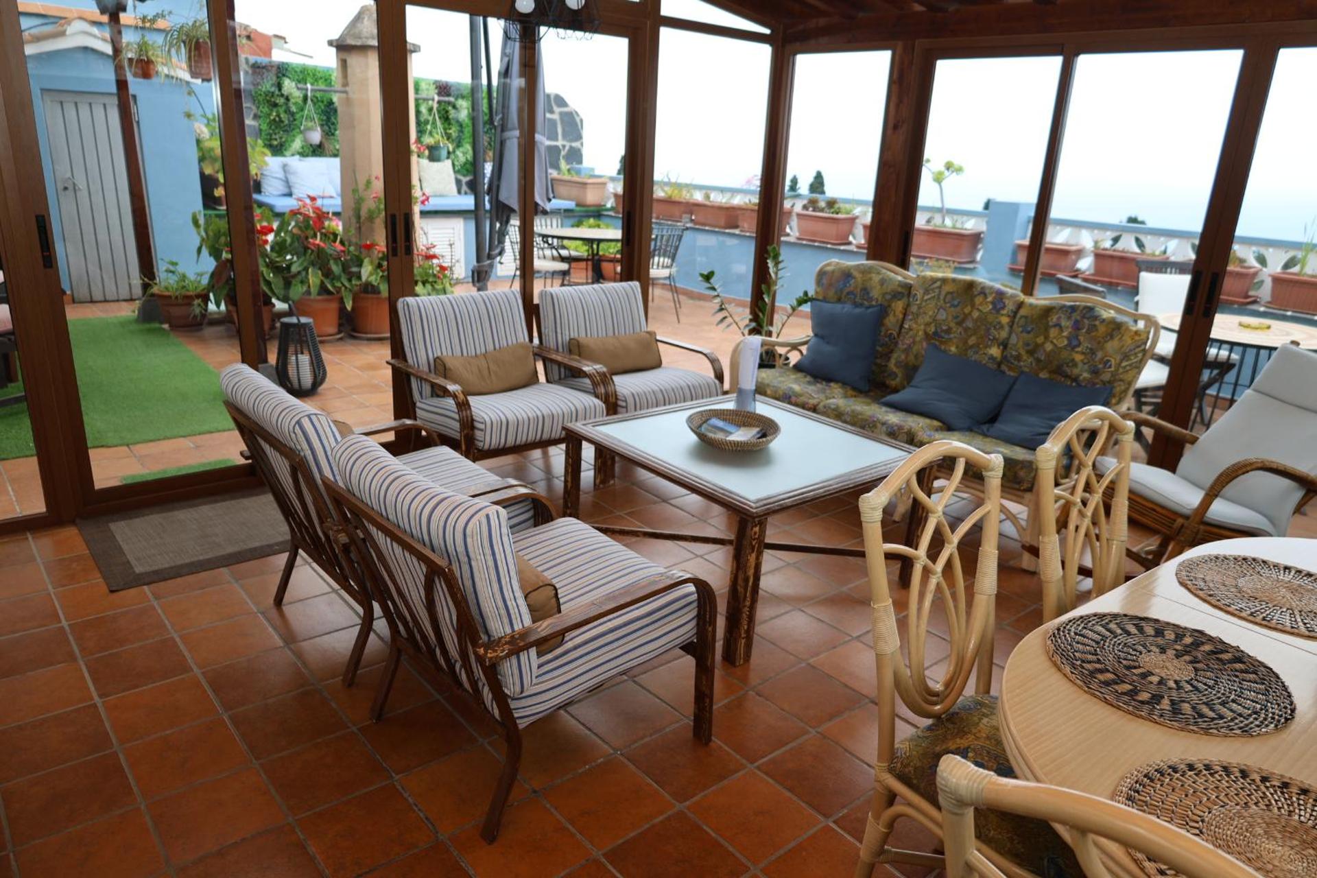 Casa con jardín y jacuzzi