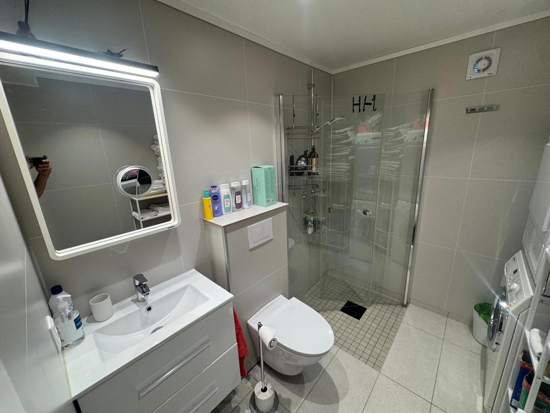 Alesund bedroom with shared shower