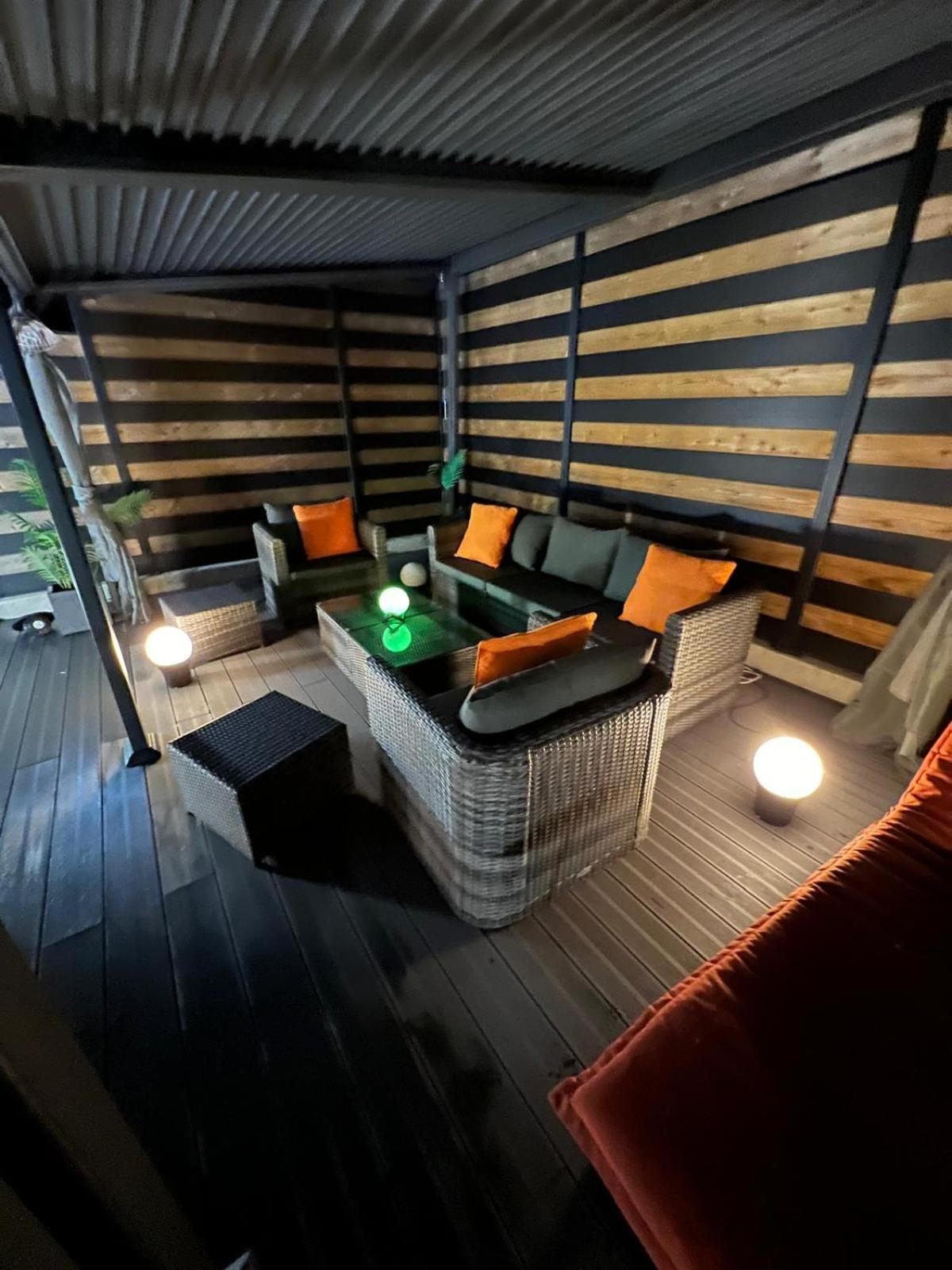 Maison avec piscine chauffée jacuzzi a1 heure paris 10 mn du centre ville