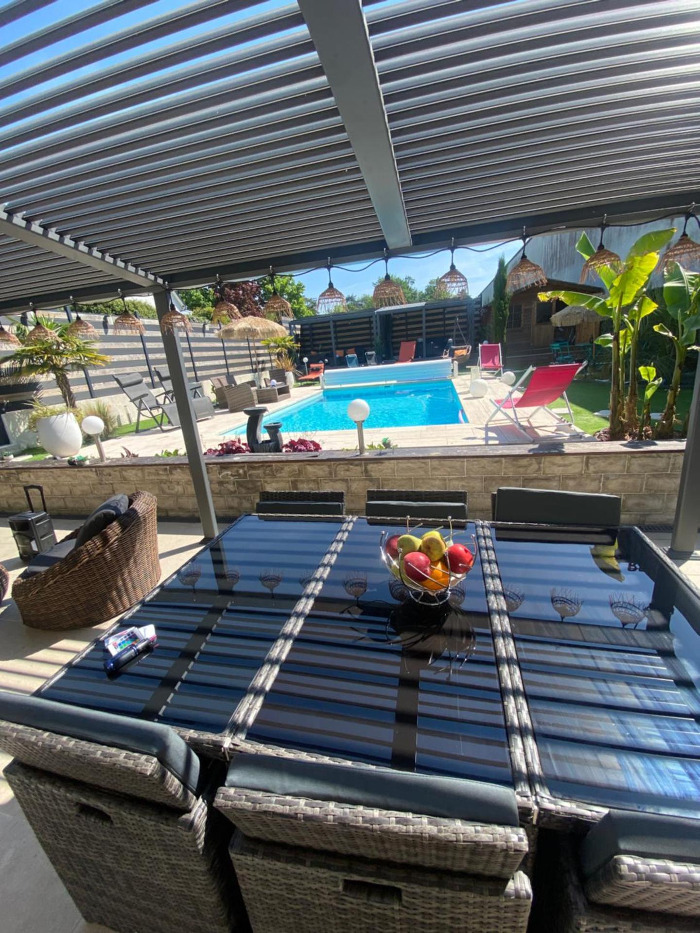 Maison avec piscine chauffée jacuzzi a1 heure paris 10 mn du centre ville