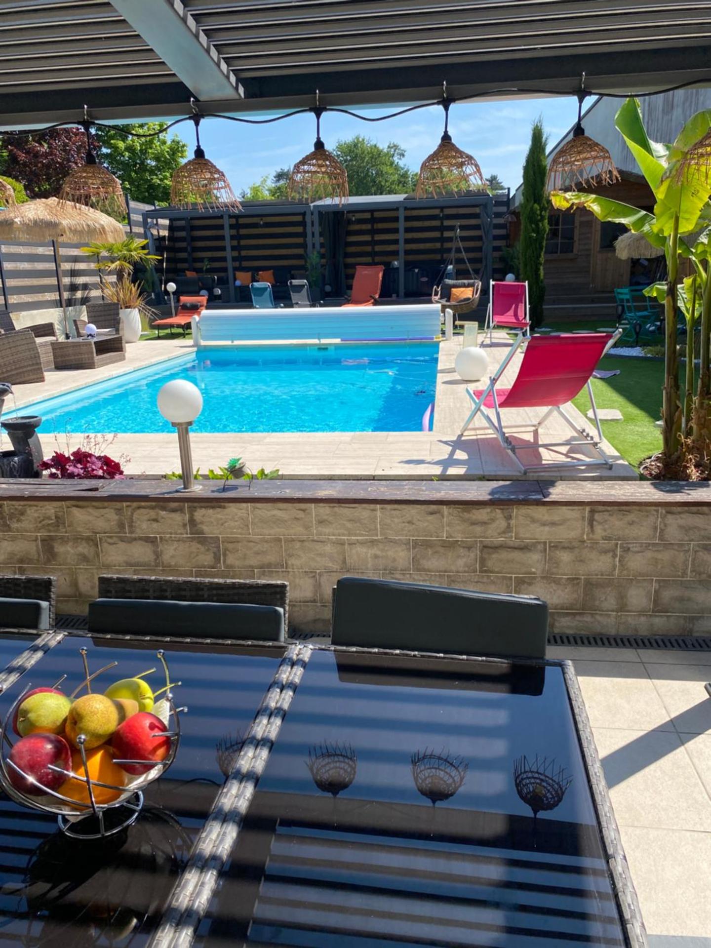 Maison avec piscine chauffée jacuzzi a1 heure paris 10 mn du centre ville