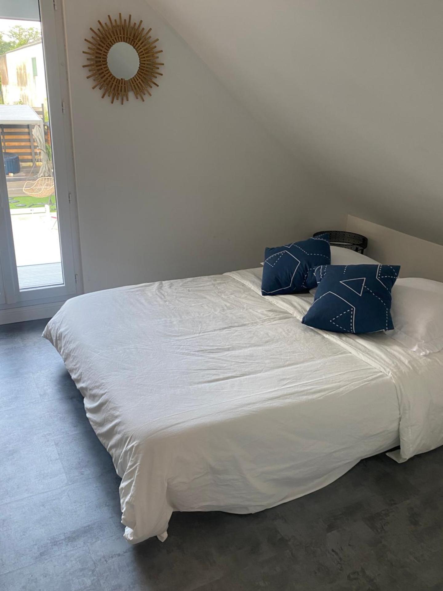 Maison avec piscine chauffée jacuzzi a1 heure paris 10 mn du centre ville