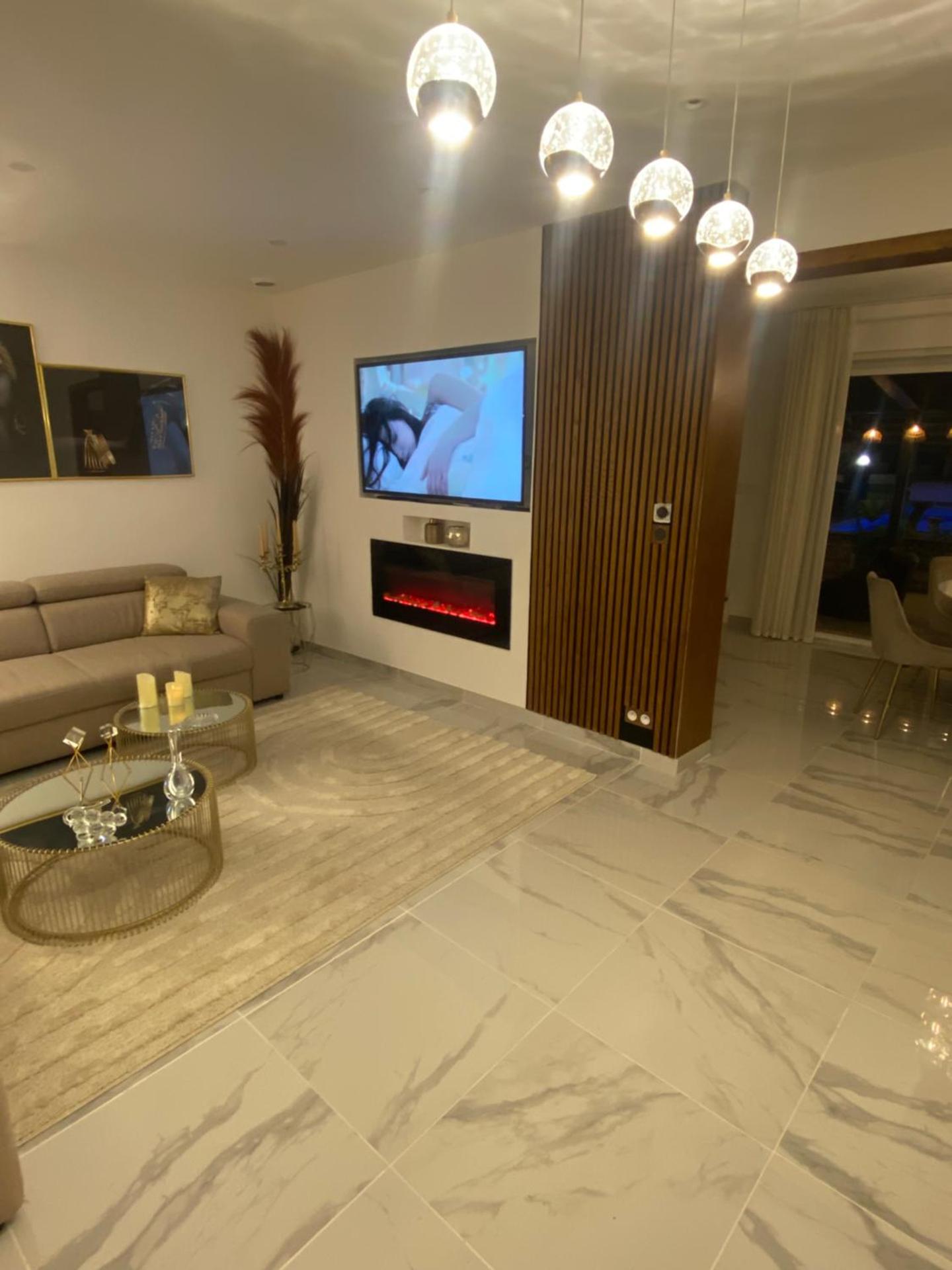 Maison avec piscine chauffée jacuzzi a1 heure paris 10 mn du centre ville