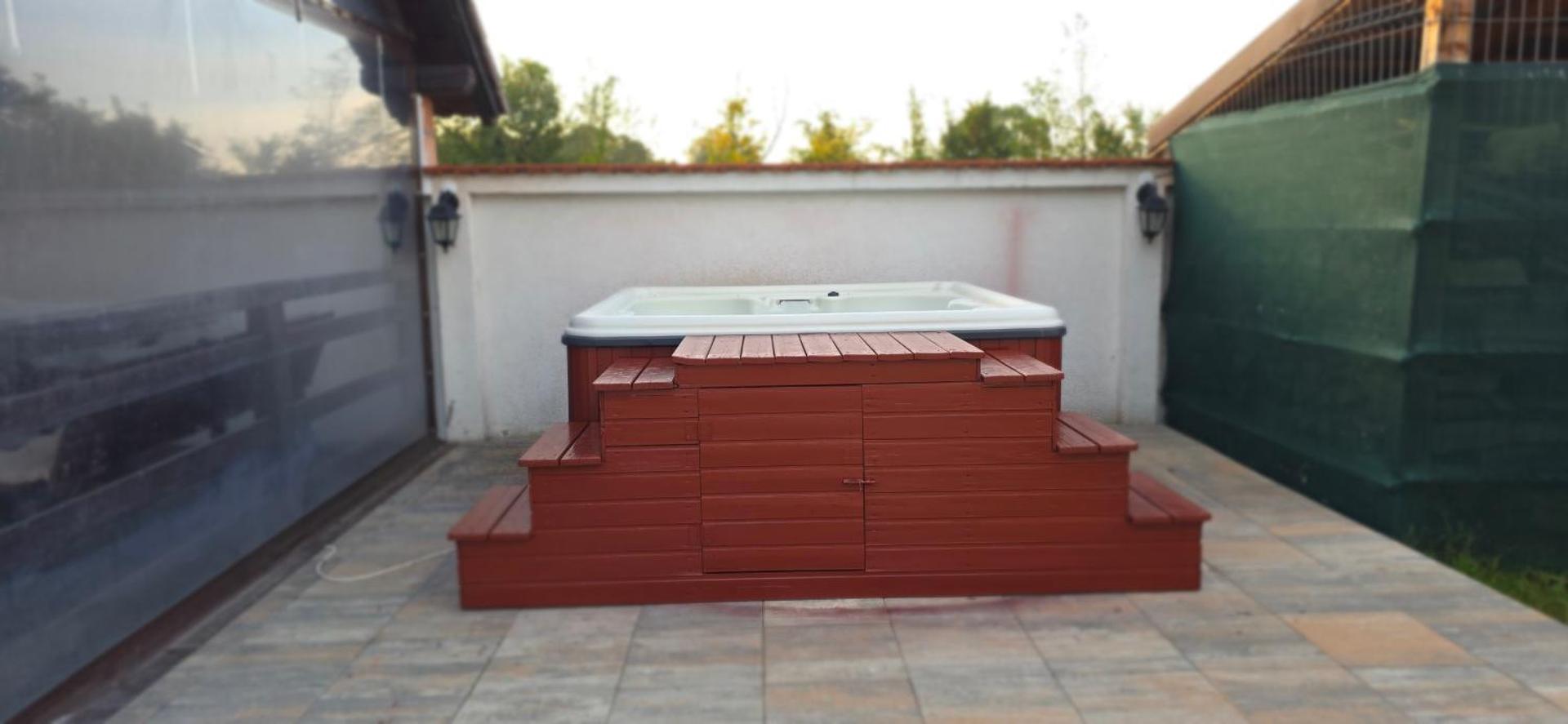 House - Sleeps up to 11 hot tub & free parking