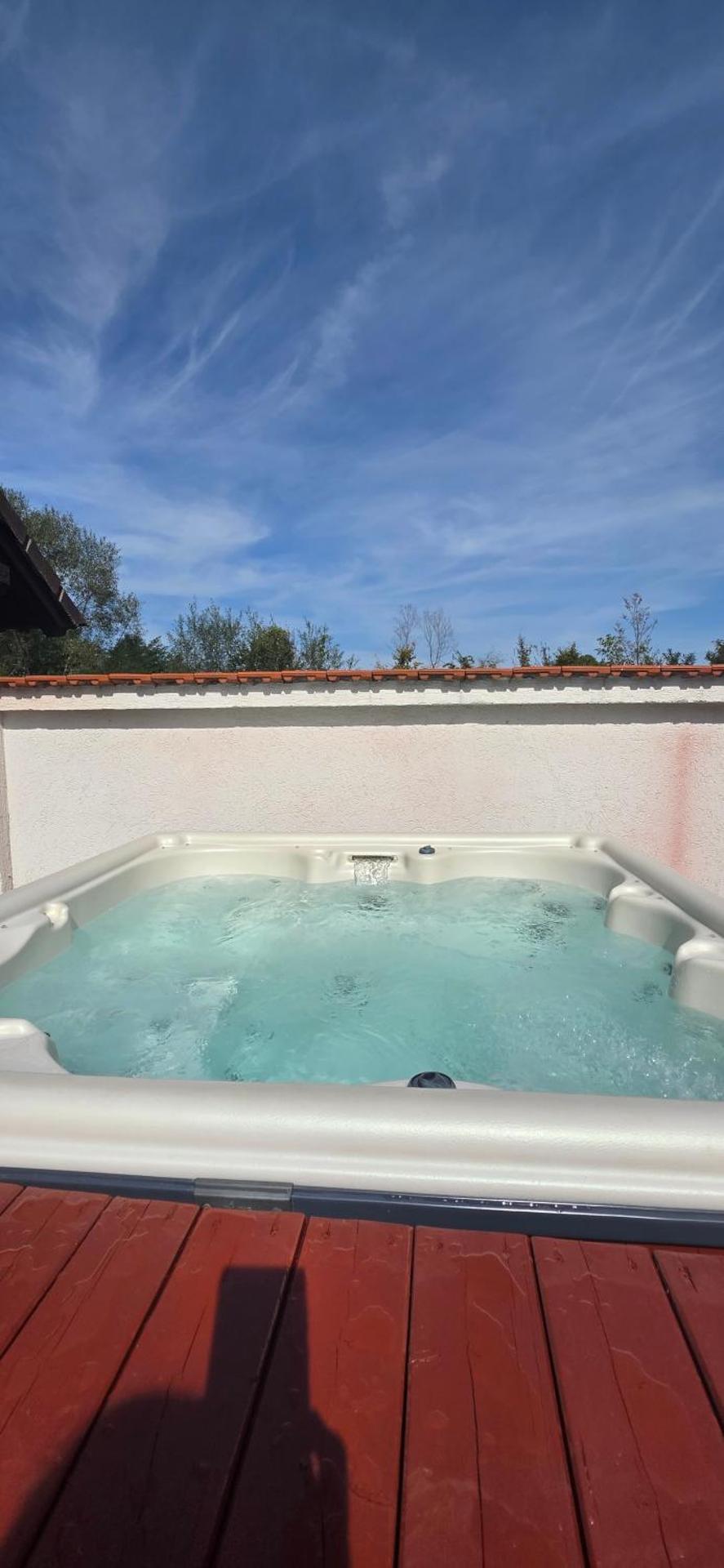 House - Sleeps up to 11 hot tub & free parking
