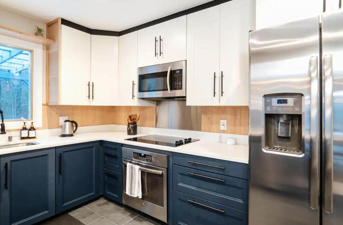 Catskill MNTN Escape 5 BR 3 bath Villa Hot Tub Fire Pit Best Group Stay