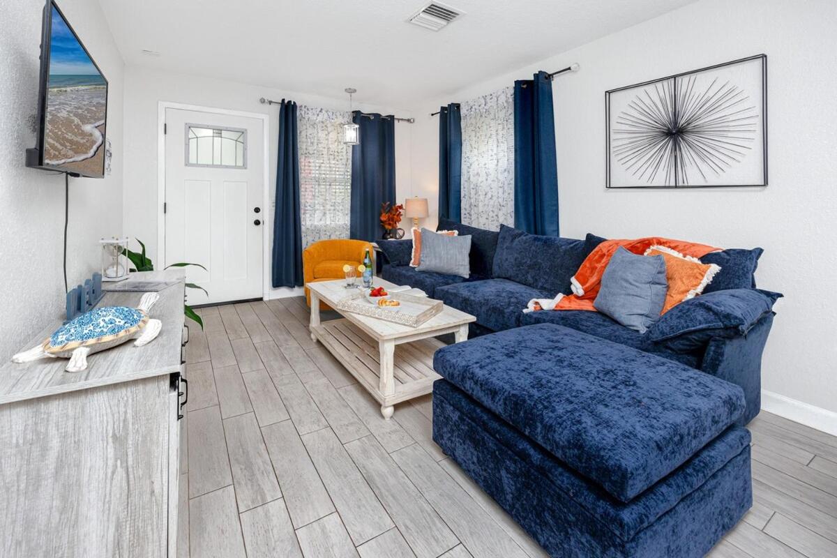 NEW Steps to Downtown - 7 Mins to Beach & Free Parking