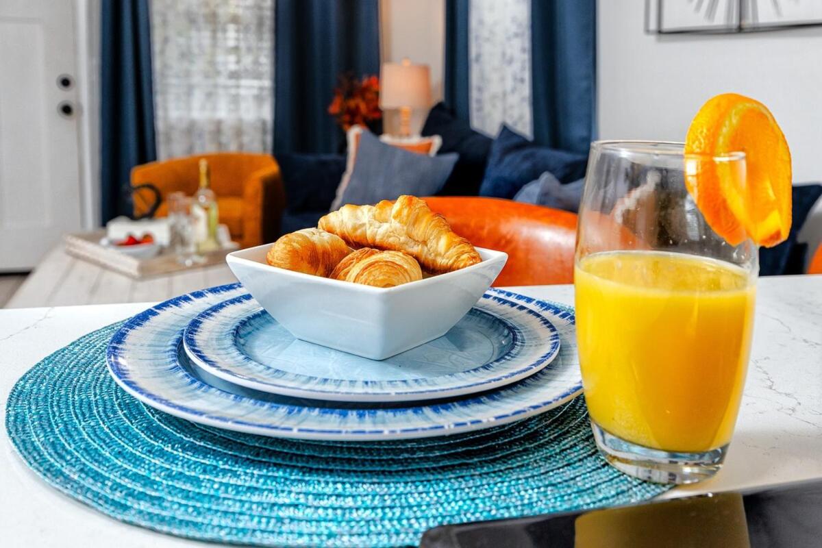 NEW Steps to Downtown - 7 Mins to Beach & Free Parking