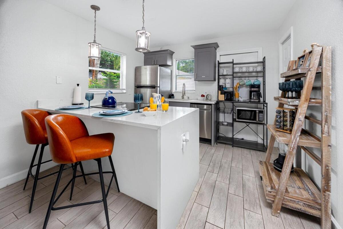 NEW Steps to Downtown - 7 Mins to Beach & Free Parking