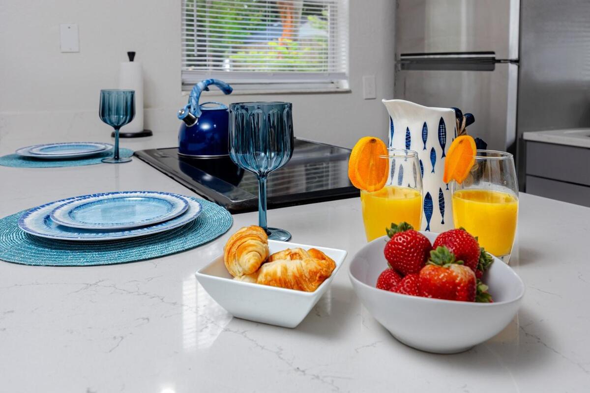 NEW Steps to Downtown - 7 Mins to Beach & Free Parking