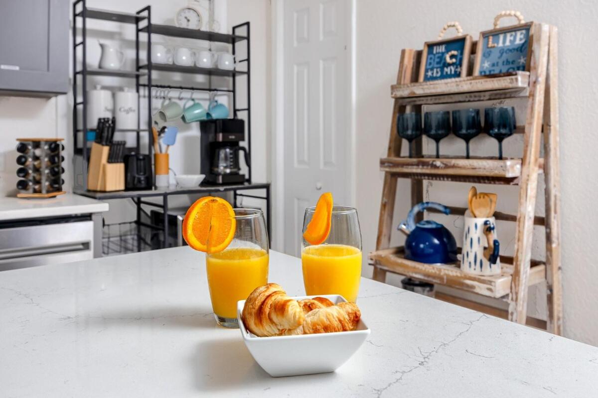 NEW Steps to Downtown - 7 Mins to Beach & Free Parking