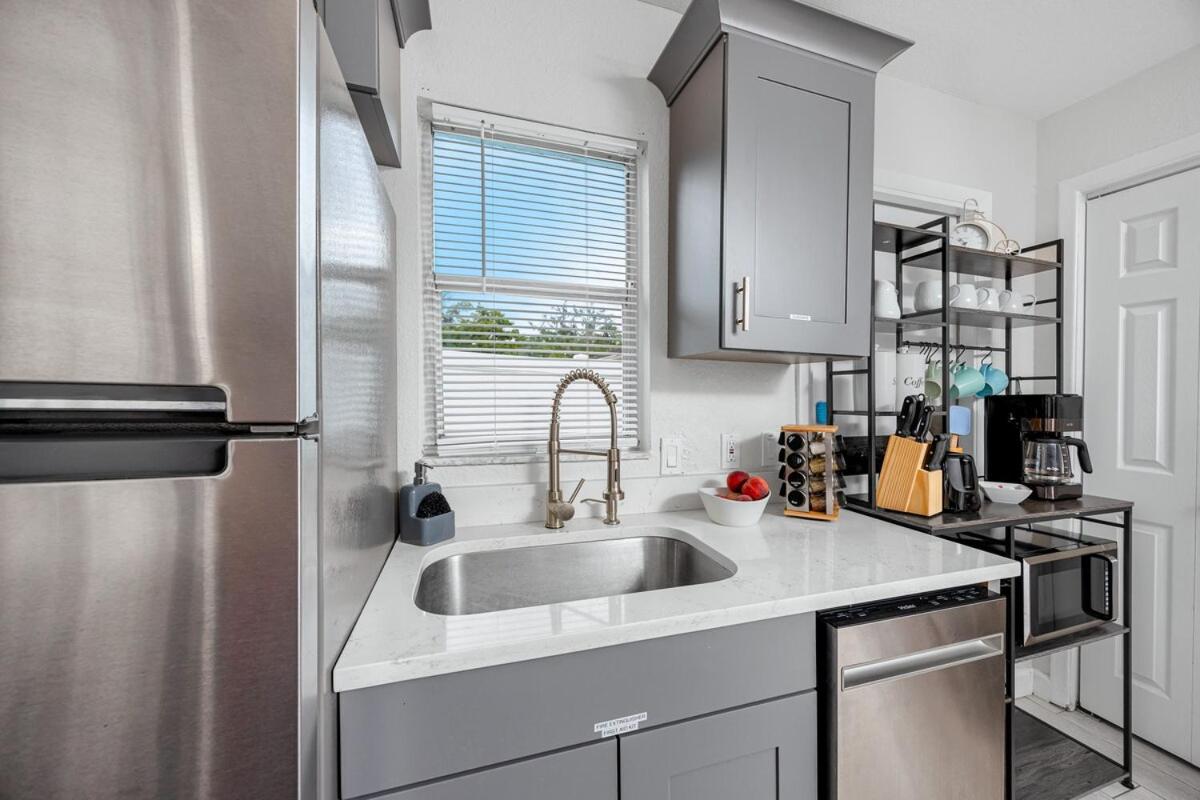 NEW Steps to Downtown - 7 Mins to Beach & Free Parking