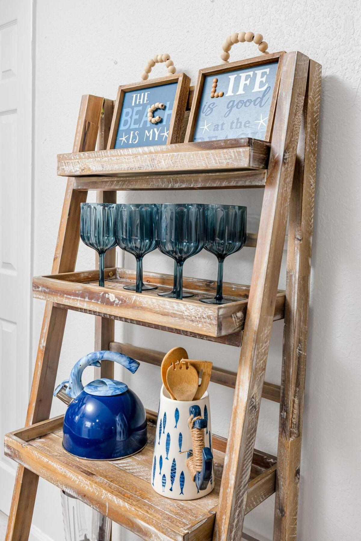 NEW Steps to Downtown - 7 Mins to Beach & Free Parking