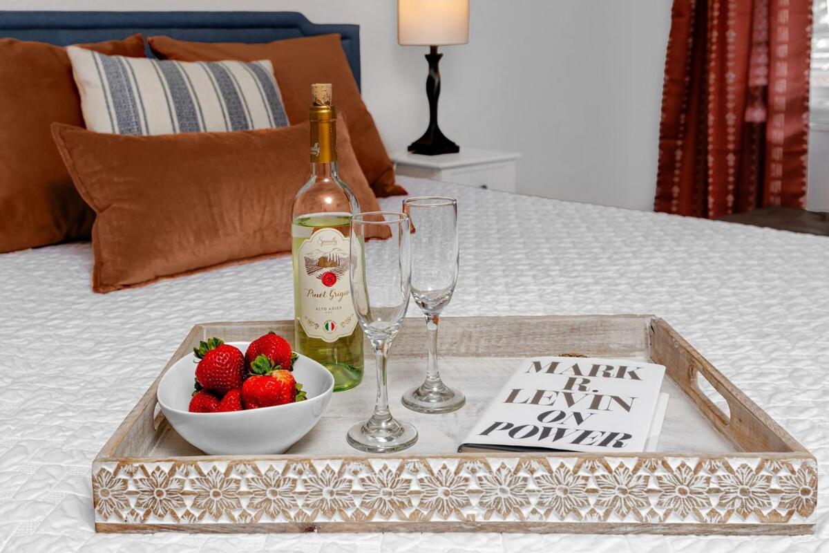 NEW Steps to Downtown - 7 Mins to Beach & Free Parking