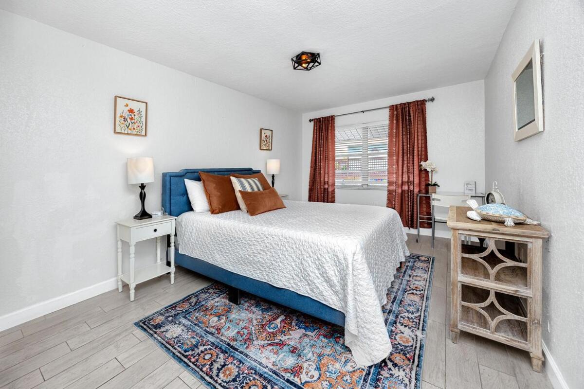 NEW Steps to Downtown - 7 Mins to Beach & Free Parking