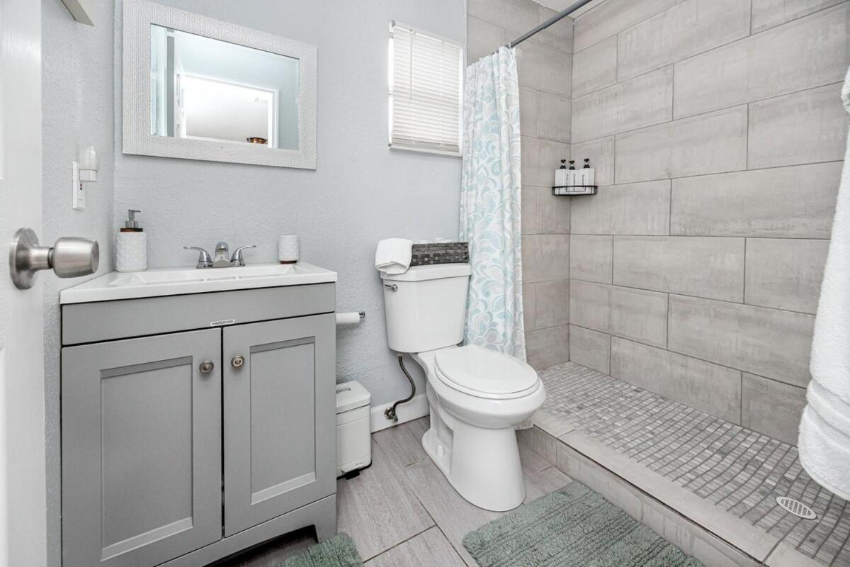 NEW Steps to Downtown - 7 Mins to Beach & Free Parking