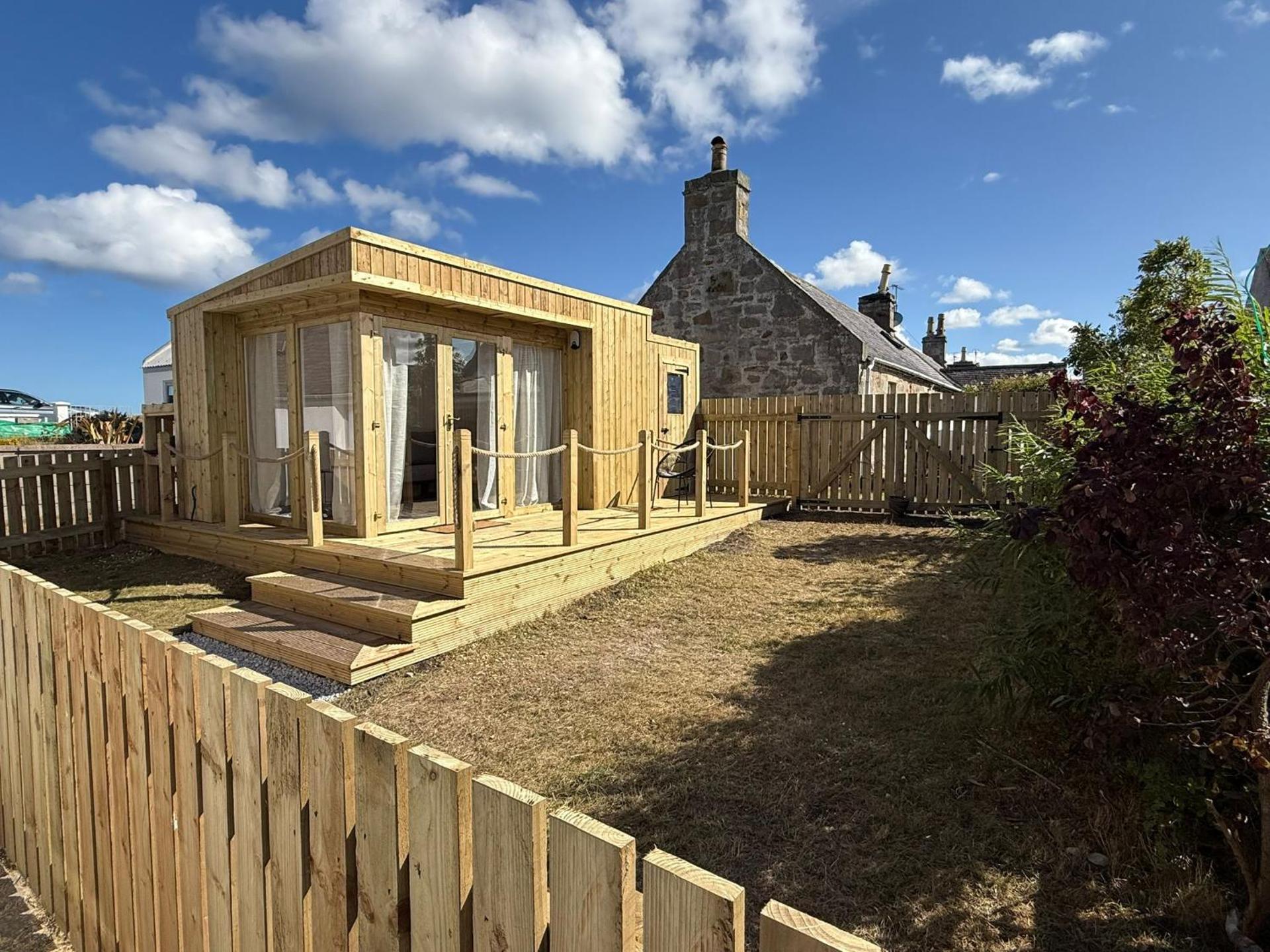 Seatown Cottage - Stone's throw from beach