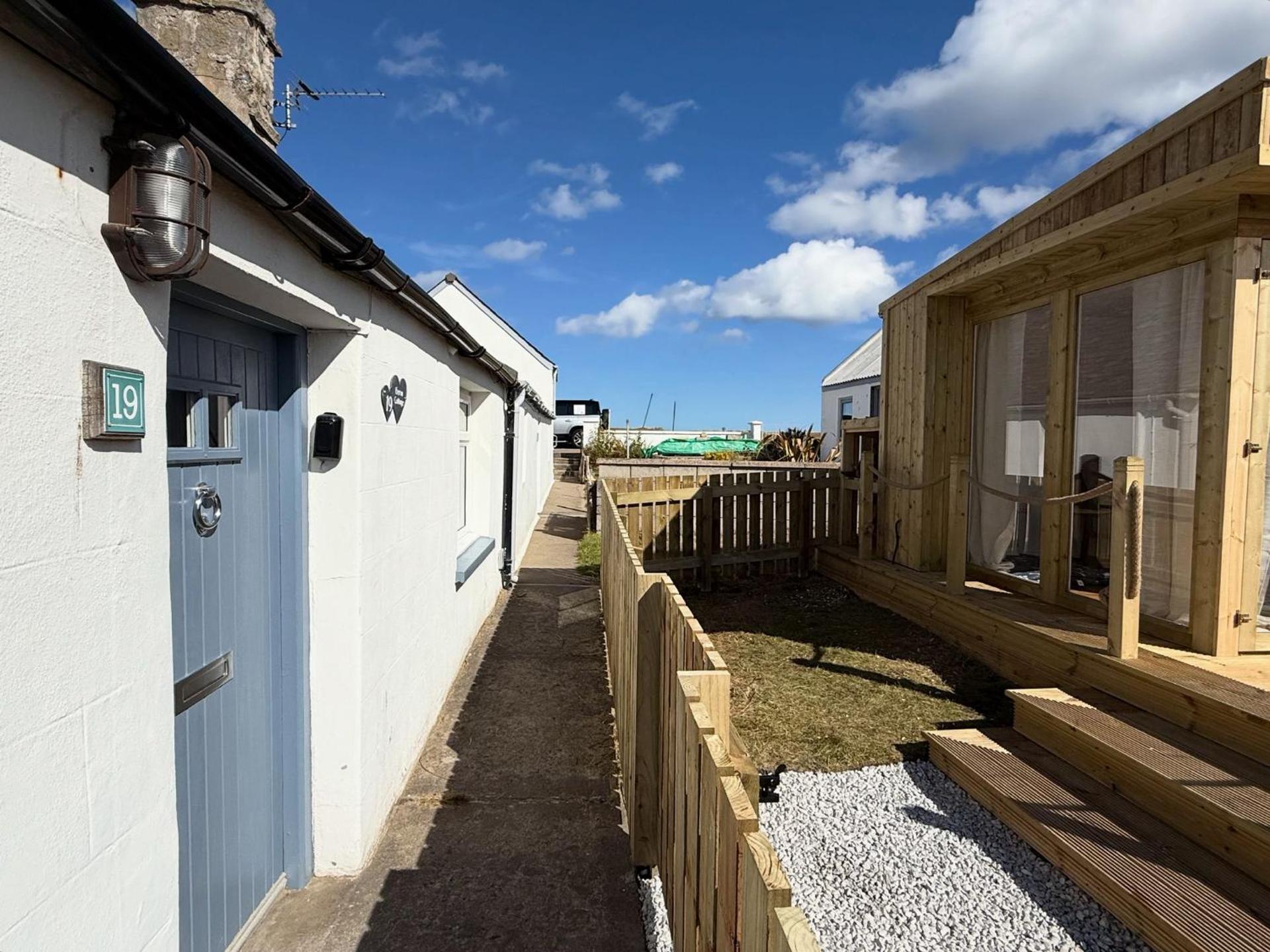 Seatown Cottage - Stone's throw from beach