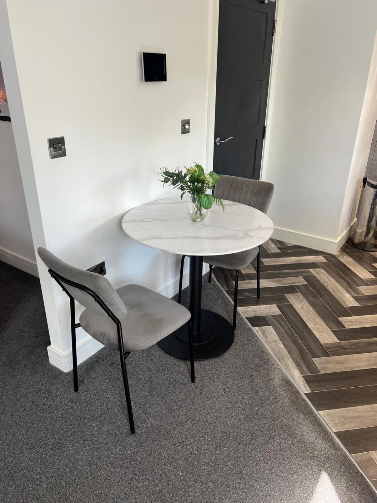 Affordable Serviced Apartment Perfect for Contractors in PE1 Short & Long Term Stays - Free WIFI - Free Parking - With Sofa Bed - Full Kitchen