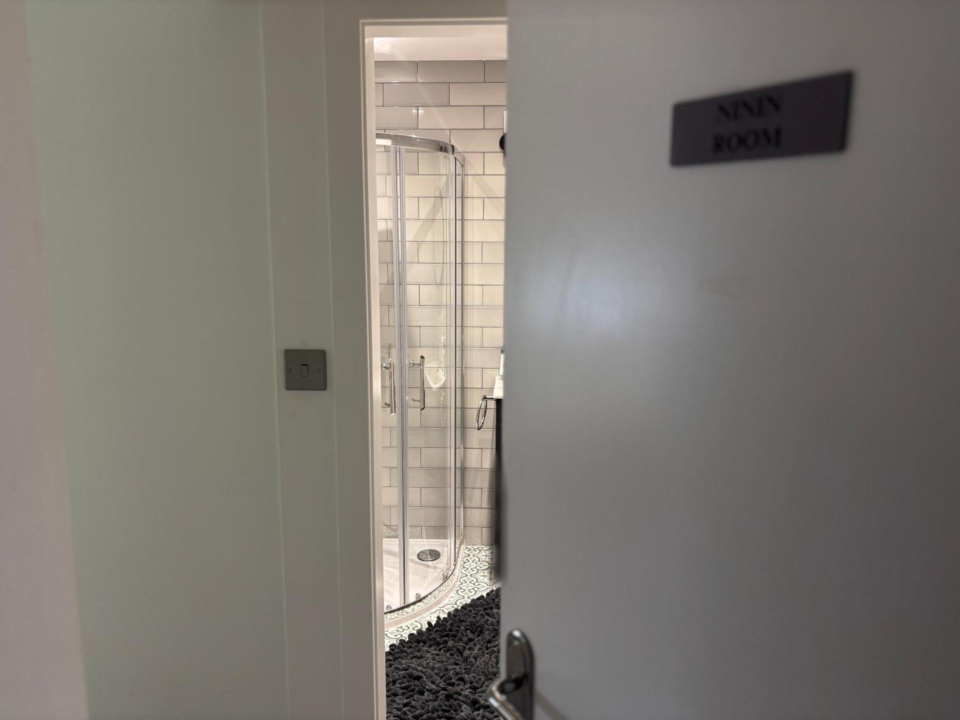 Delux Double Bedroom En Suite with Tea & Coffee Facilities