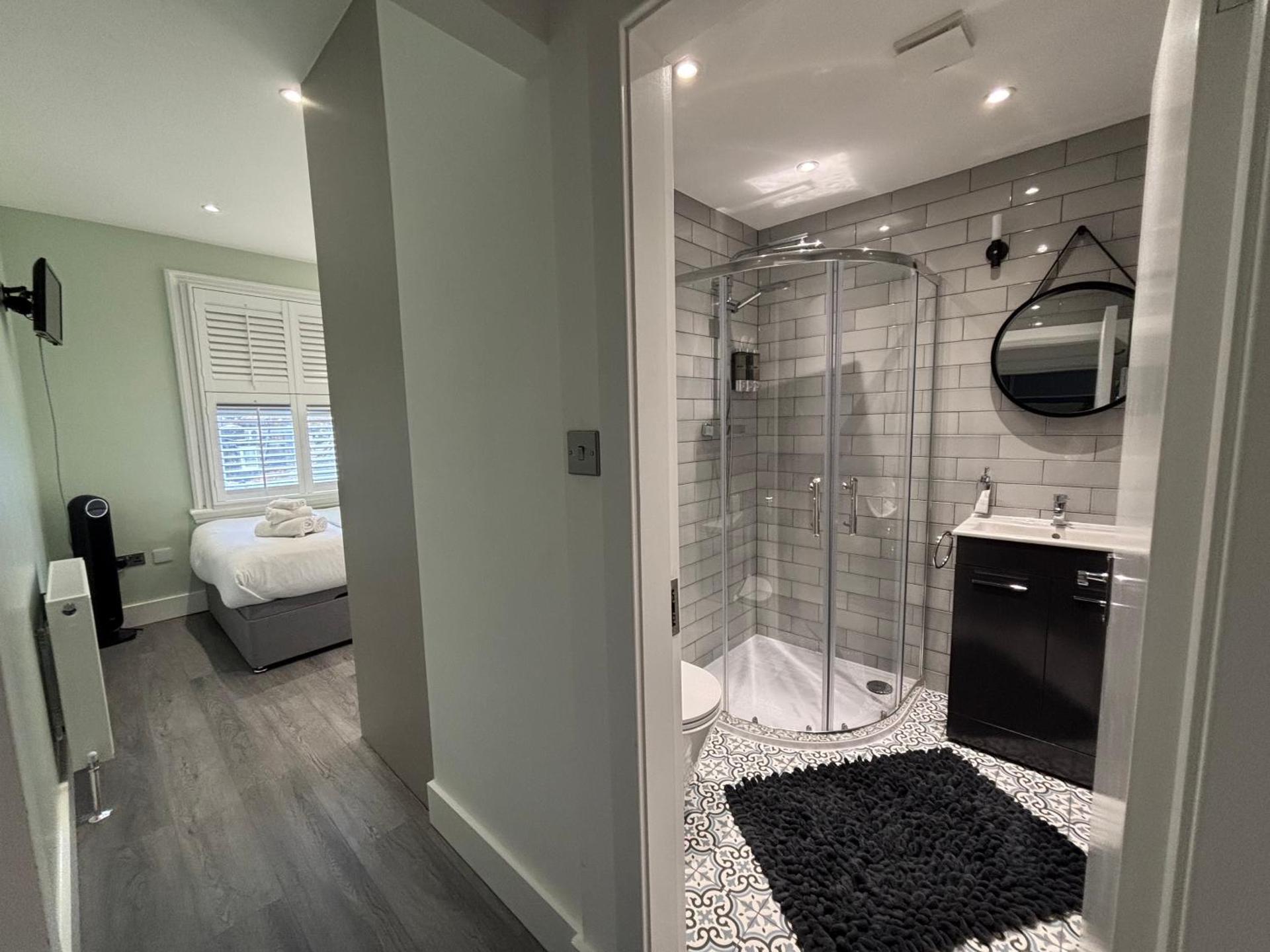 Delux Double Bedroom En Suite with Tea & Coffee Facilities